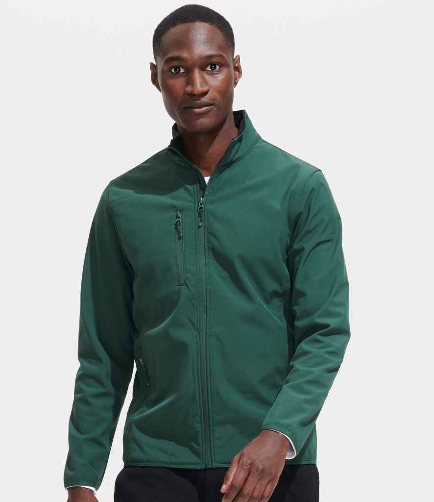 SOL'S Radian Soft Shell Jacket 03090 in Forest Green – model