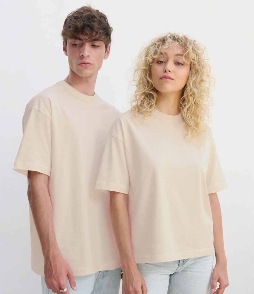 SOL'S Ladies Boxy Oversized Organic T-Shirt 03807 in Linen – model (2)