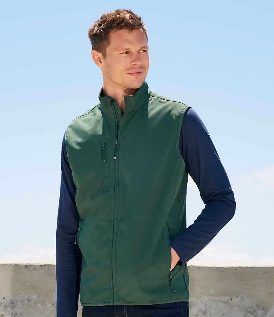SOL'S Falcon Recycled Soft Shell Bodywarmer 03825 in Forest Green – model