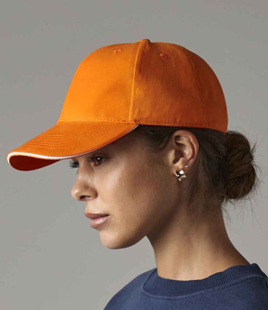 Beechfield Athleisure 6 Panel Cap BB20 in Orange/White – model