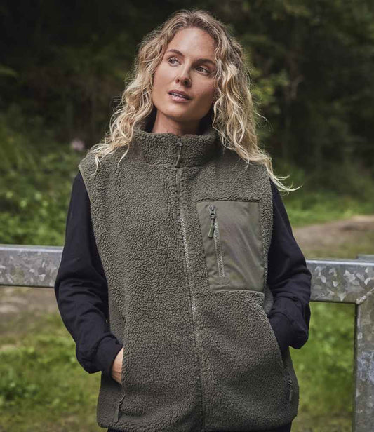 Ravine Unisex Borg Fleece Gilet RV302 in Olive – model