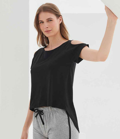SF Clothing Ladies Drop Tail T-Shirt SK233 in Black – model