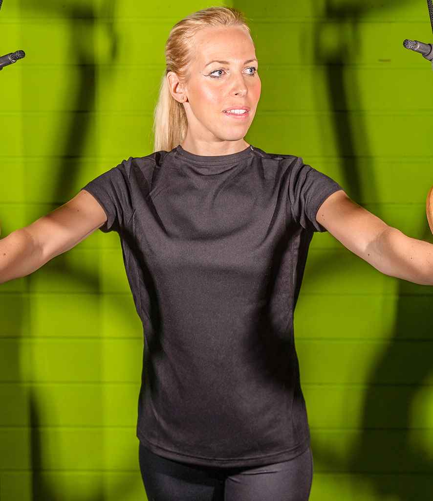Spiro Ladies Quick Dry Performance T-Shirt SR253F in Black – model